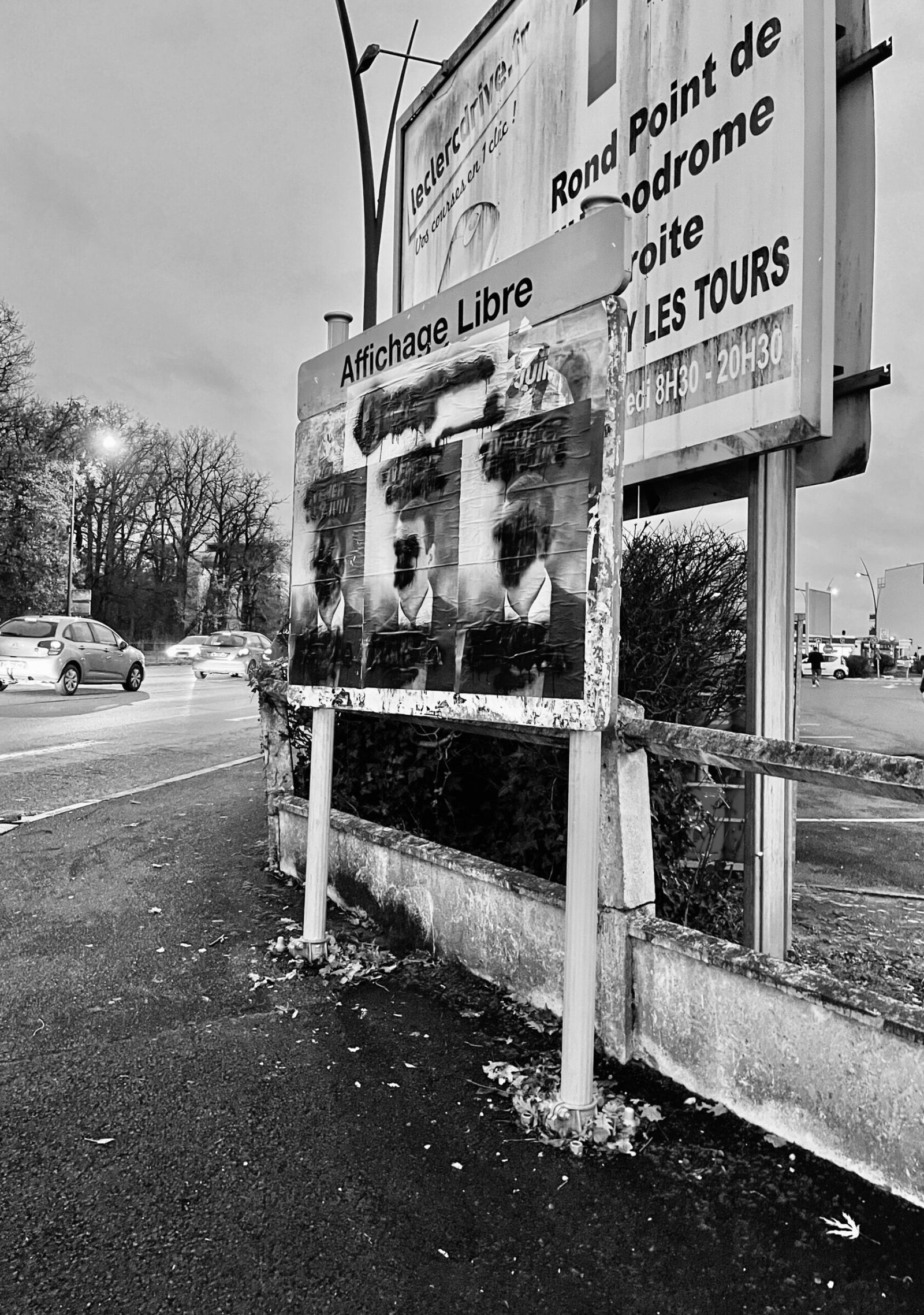Photographie de l’œuvre Il se voyait déjà en haut de l’affiche - Technique : Photographie - Créée par l’artiste Romain Wisniewski en 2024 — Romain Wisniewski, • Photographer Profile