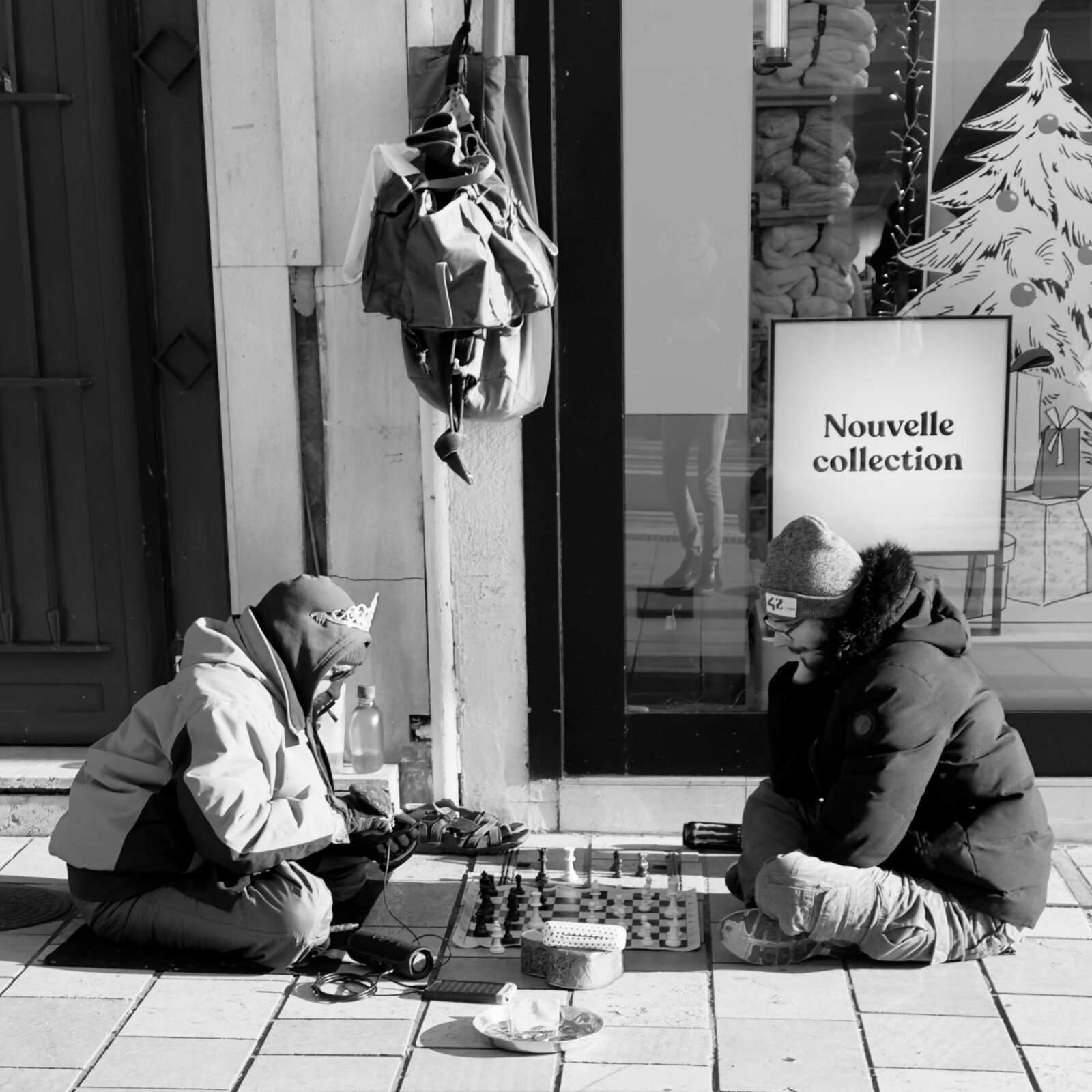 Photographie de l’œuvre Joueurs d’échec en ville - Technique : Photographie - Créée par l’artiste Romain Wisniewski en 2023 — Romain Wisniewski, • Photographer Profile