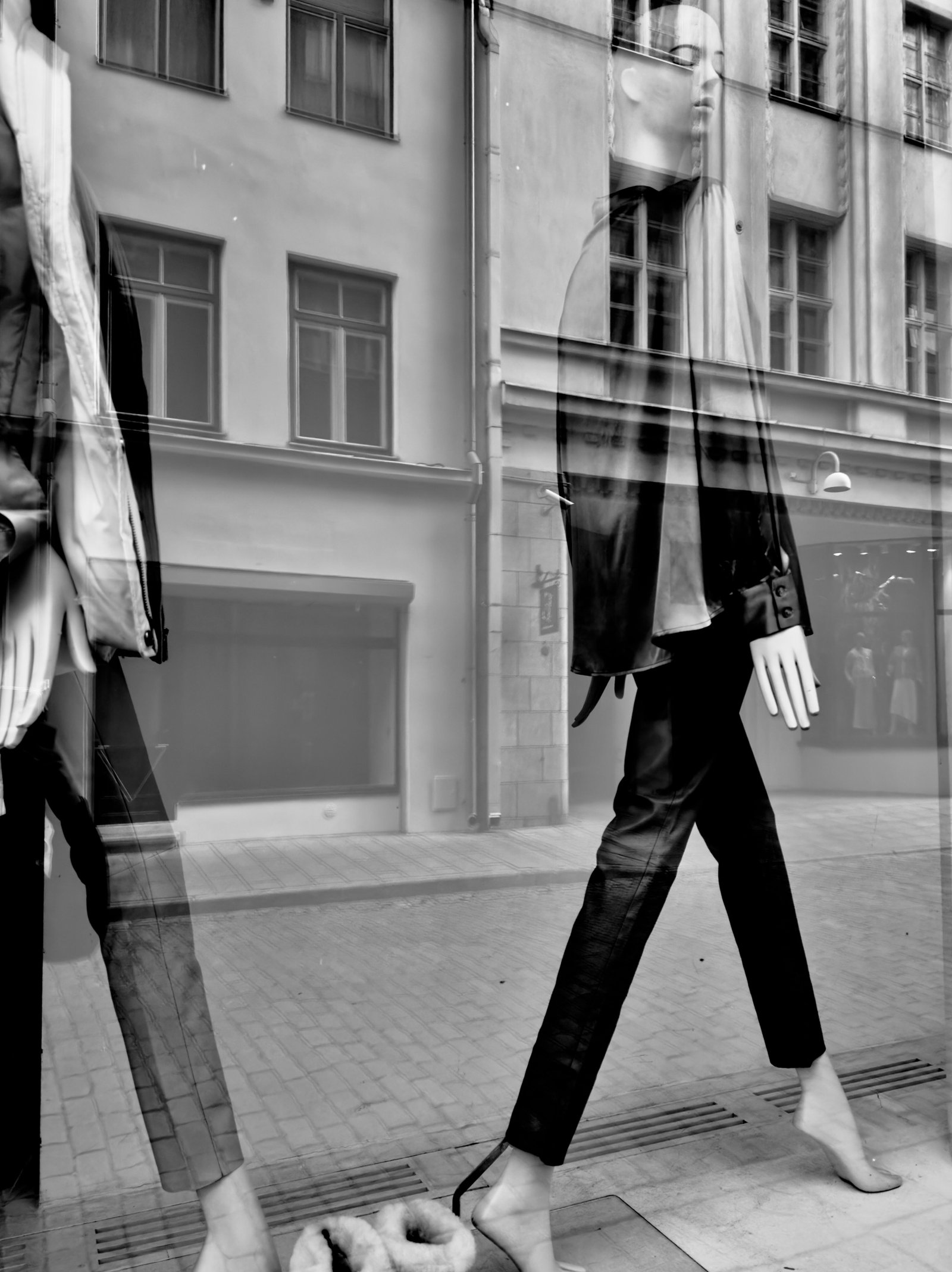 Photographie de l’œuvre La marche des mannequins - Technique : Photographie - Créée par l’artiste Romain Wisniewski en 2024 — Romain Wisniewski, • Photographer Profile