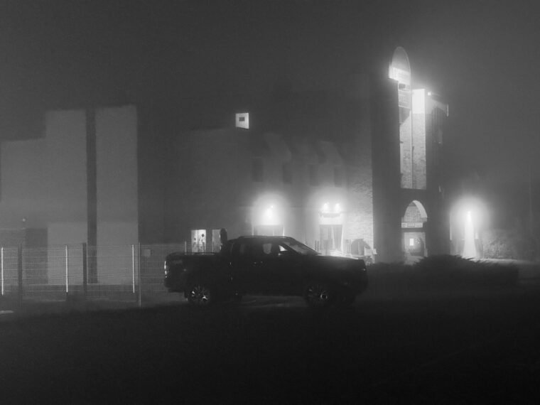 Photographie de l’œuvre Le pick-up dans la brume - Technique : Photographie - Créée par l’artiste Romain Wisniewski en 2024 — Romain Wisniewski, • Photographer Profile