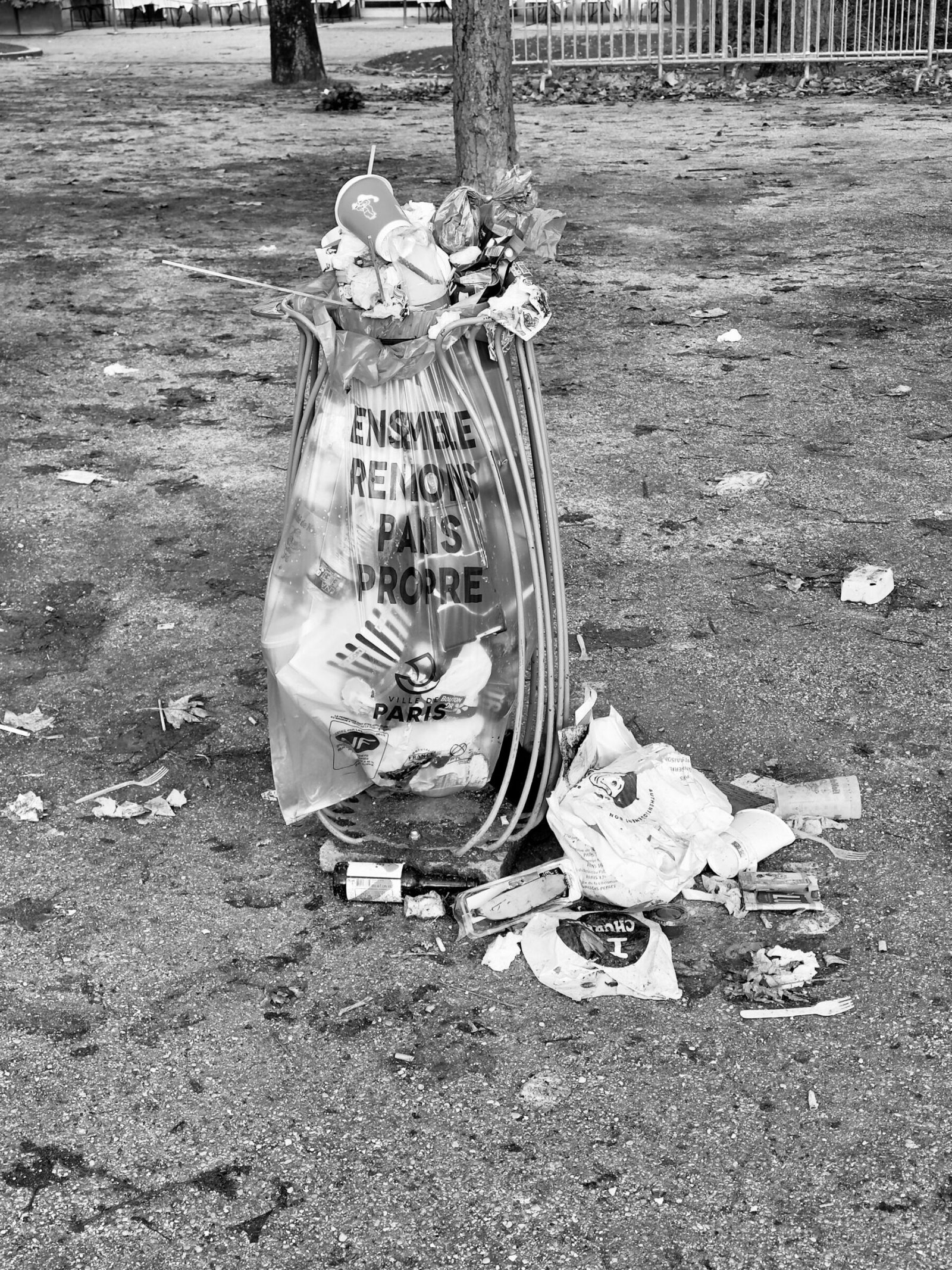 Photographie de l’œuvre Les poubelles parisiennes - Technique : Photographie - Créée par l’artiste Romain Wisniewski en 2023 — Romain Wisniewski, • Photographer Profile
