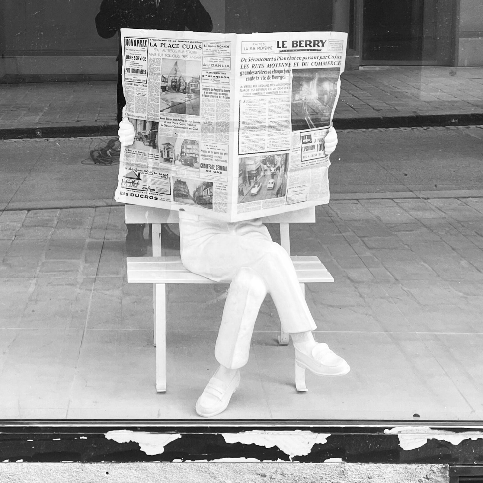 Photographie de l’œuvre Lire le journal - Technique : Photographie - Créée par l’artiste Romain Wisniewski en 2023 — Romain Wisniewski, • Photographer Profile