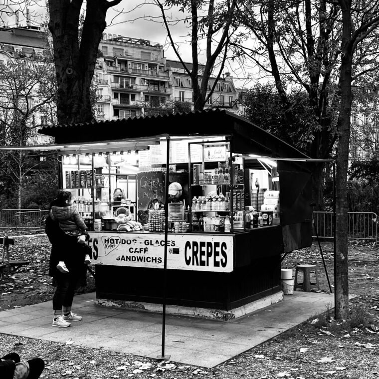 Photographie de l’œuvre Marchand de crêpes dans les parcs parisiens - Technique : Photographie - Créée par l’artiste Romain Wisniewski en 2022 — Romain Wisniewski, • Photographer Profile