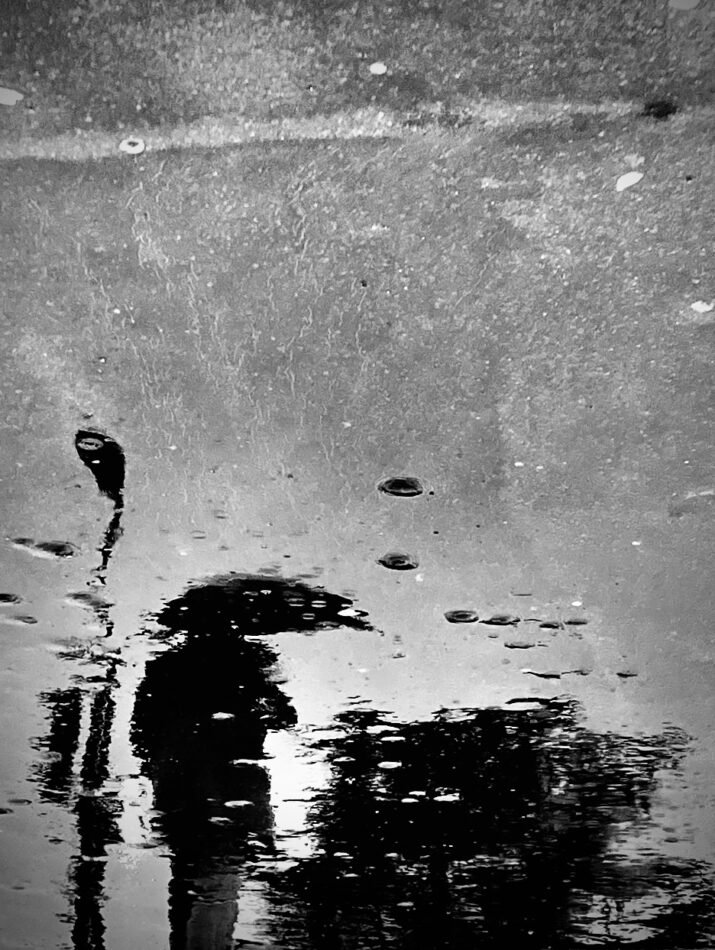Photographie de l’œuvre Parapluie en ville - Technique : Photographie - Créée par l’artiste Romain Wisniewski en 2023 — Romain Wisniewski, • Photographer Profile